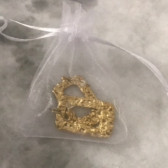 Hammered rectangular earrings - Picture 3 of 3